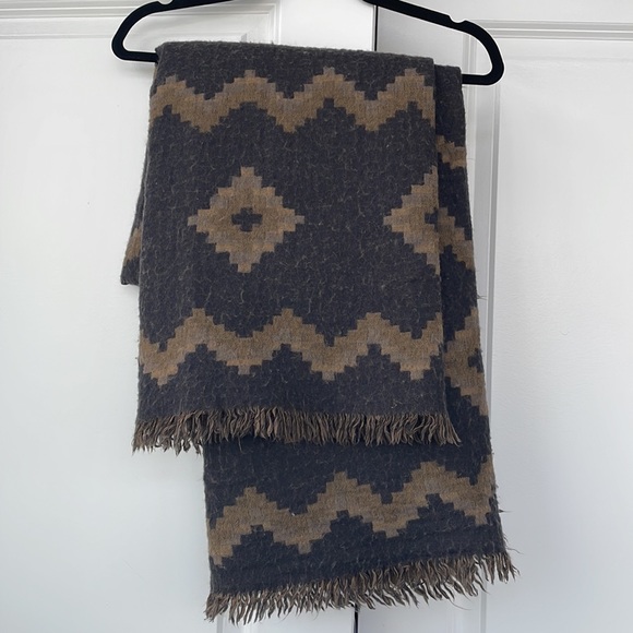 Aritzia Wilfred Diamond Blanket Scarf - Picture 2 of 4